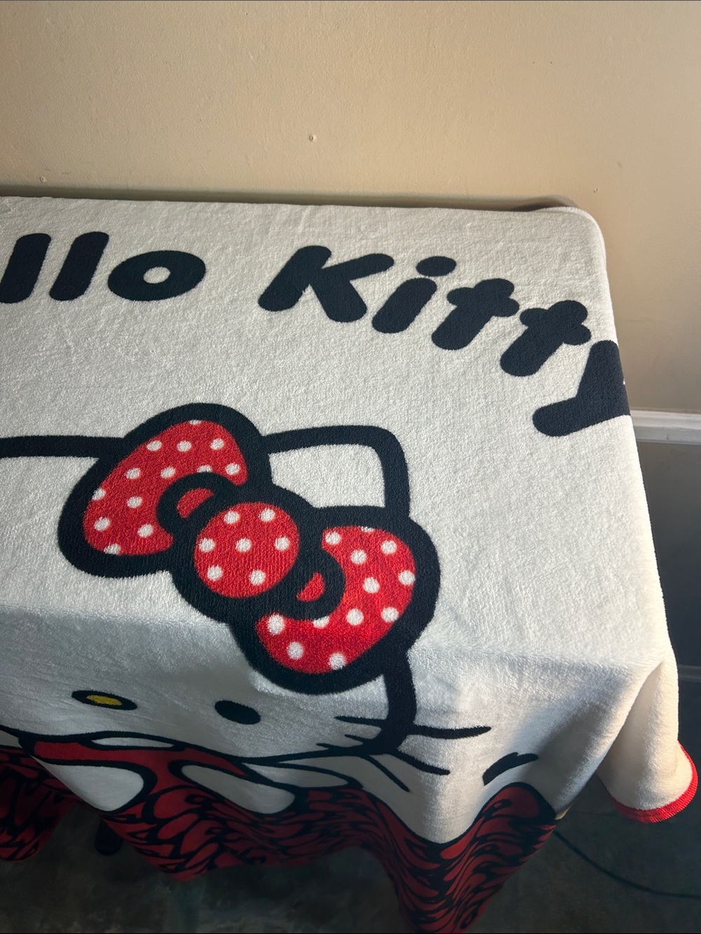 Hello Kitty 56”x42” Throw Blanket - Picture 5 of 7